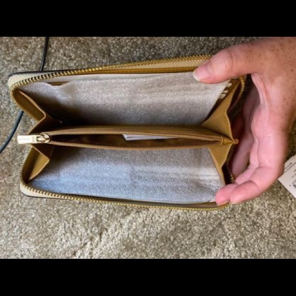 Coach Daisy print handbag and matching wallet. - Picture 7 of 7